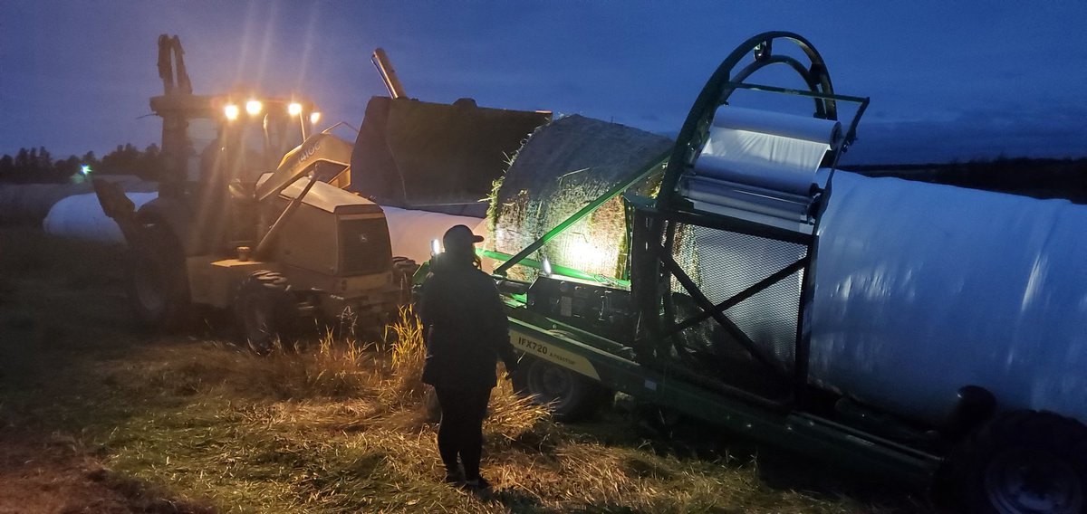 fulllineag's tweet photo. Baling some high quality silage hay today with a @AGCOcorp Massey Ferguson RB4180V baler. Gathering and late night wrapping with @grpAnderson TRB1000 and IFX720. https://t.co/YFhPjoCyFW