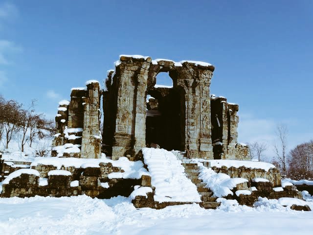  #Thread SHARADA PEETH. Namaste Sarada Devi Kashmira Mandala Vasini.Sarada Temple is one of the oldest temple of Kashmir & an ancient centre of learning.Located in the isolated village of Sharada in Neelam Valley in the POK It was built on the right bank of MADHUMATI river,