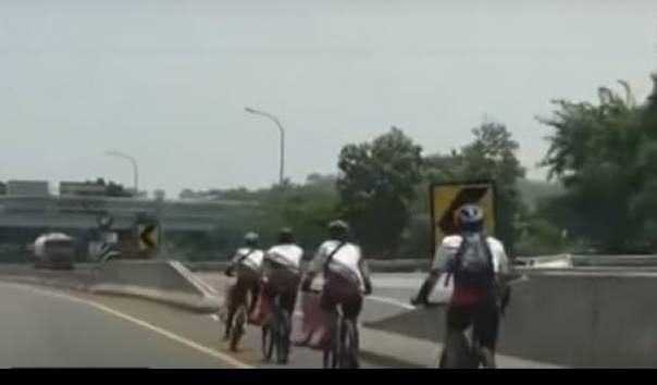 KompasTV's tweet photo. Pesepeda Masuk Tol Jagorawi Terancam 14 Hari Kurungan, Ini Pasal yang Dilanggar https://t.co/wyjVBkcgpd https://t.co/ih90A6FJE0