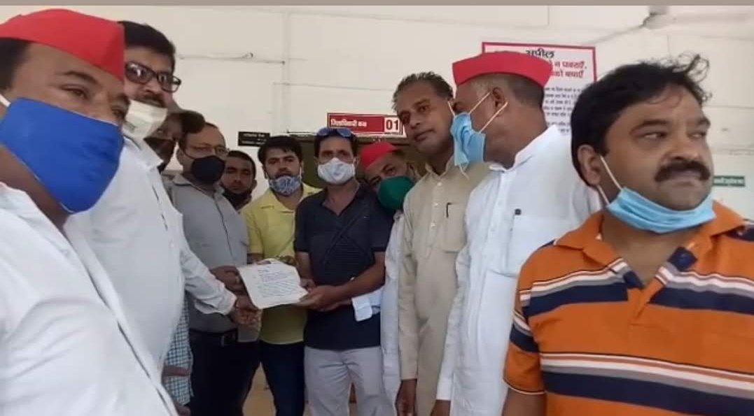 Purushottam9548's tweet photo. जिला अधिकारी महोदय को लोगों की समस्याओं के निस्तारण हेतु  ज्ञापन दिया।
@yadavakhilesh 
@NareshUttamSP https://t.co/wXtwjjqtnd