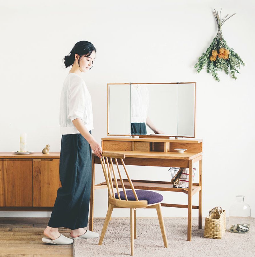 無垢のフレームが美しい三面鏡は、左右の鏡との間にフレームがないため