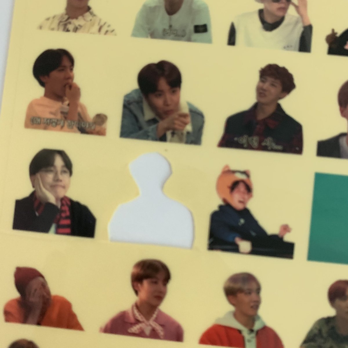 DddUyya's tweet photo. 방탄소년단 제이홉 정호석 비공굿 스티커 양도합니다 한 세트에 6장 구성이고 하나 딱 썼어요 0.45에 양도합니다 직접 잘라서 쓰셔야 하고 투명 스티커입니당! #비공굿 #방탄비공굿 #방탄다꾸스티커 #방탄스티커 #방탄다꾸 #호석스티커 #제이홉스티커 #btssticker #btsfanmademerch https://t.co/kdcIoH9sIa