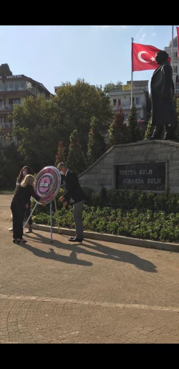 adalarmem's tweet photo. İlköğretim Haftası etkinlikleri kapsamında düzenlenen çelenk sunma  
 töreni İlçe Milli Eğitim Müdürümüz  Neşe Vural   Şube Müdürlerimiz ve Okul Müdürlerimizin katılımı ile gerçekleşti.  @memleventyazici  @adalarmem @TC_adalarist @temelegitim34 @istanbulilmem @nese_v https://t.co/s5Vka9XjTq