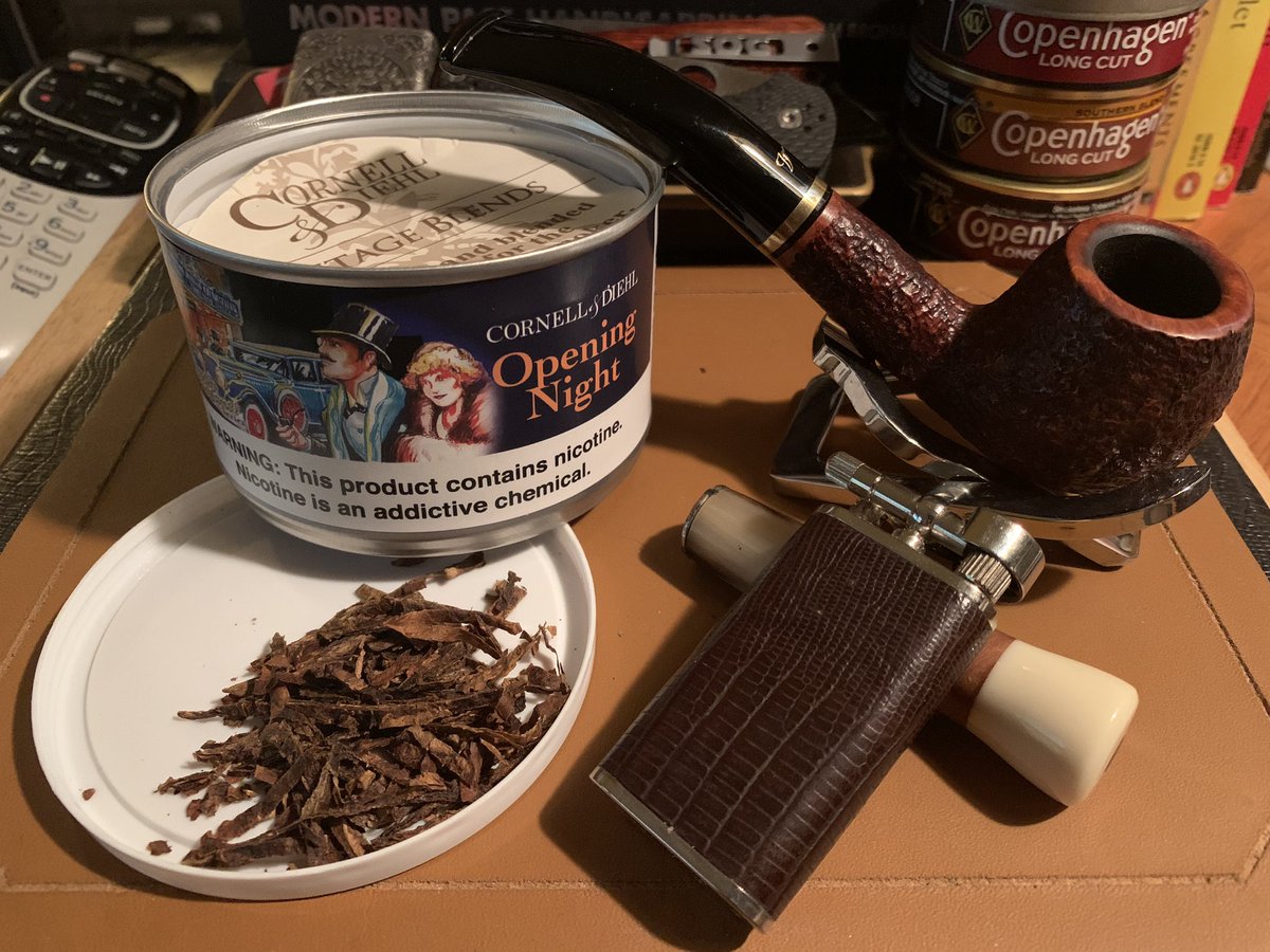 UncleMax313's tweet photo. Lil' one before callin' it a night. Peace, y'all✌️🙂 #Savinelli #CornellAndDiehl #Atoll #RhodesCustom #Pipes #PipeTobacco https://t.co/LnB9pAnq0s