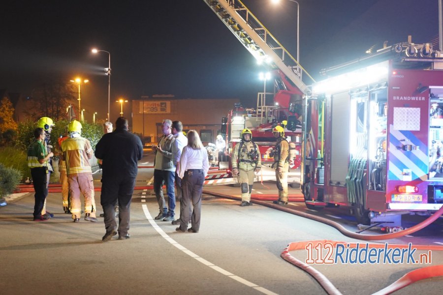 Uitslaande brand op dak van Olympic Fruit Handelscentrum in #Barendrecht. 112Ridderkerk.