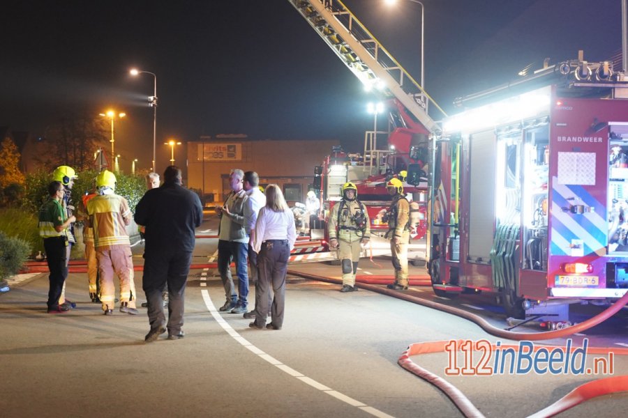 Uitslaande brand op dak van Olympic Fruit Handelscentrum in #Barendrecht. 112 in Beeld.