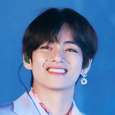 a thread of kim taehyung's box smile but as you scroll down he gets older but still wearing the same smile