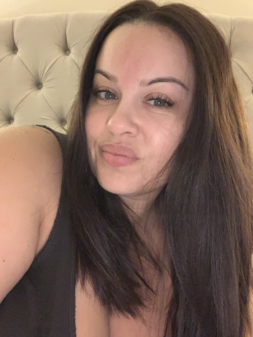 Went darker on my hair ☺️ Do you love it? https://t.co/UgFPn3FNmM<a href="/tag/mvsales"class="tags"><span>#mvsales</span></a>