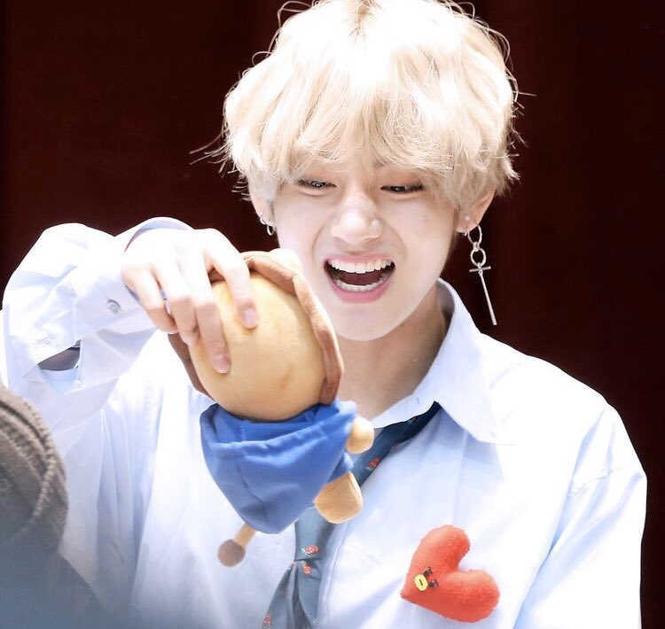 a thread of kim taehyung's box smile but as you scroll down he gets older but still wearing the same smile