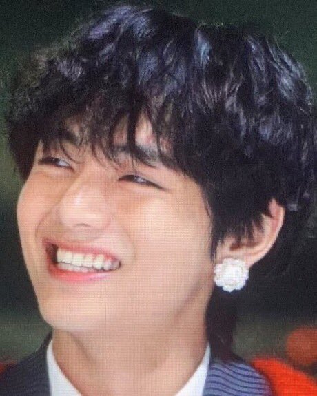 a thread of kim taehyung's box smile but as you scroll down he gets older but still wearing the same smile