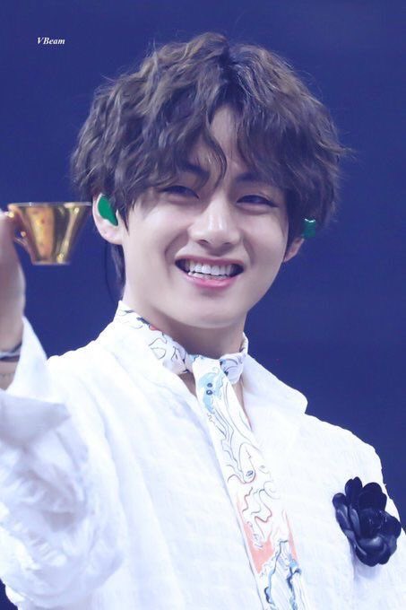 a thread of kim taehyung's box smile but as you scroll down he gets older but still wearing the same smile