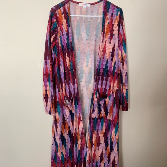 Kiby's tweet photo. So good I had to share! Check out all the items I'm loving on @Poshmarkapp from @vlynn2016 #poshmark #fashion #style #shopmycloset #lularoe #fadedglory #levis: https://t.co/6No5VlYUy2 https://t.co/9DpV3VS9Lm