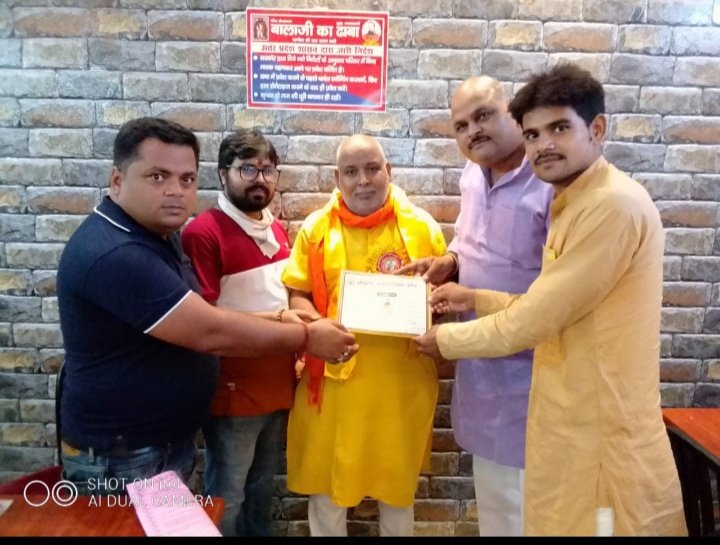bssrastriya's tweet photo. ब्राह्मण स्वयंम सेवक संघ की प्रदेश टीम आलमबाग मेट्रो स्टेसशन के निकट बाला जी ढाबा के मालिक रघुवर दयाल पाण्डेय जी के समाज के प्रति समर्पण (अपने संस्थान में सभी कर्मचारी ब्राह्मणों को रोजगार देने हेतु) के लिए सम्मानित कर लखनऊ जनपद के संरक्षक मंडल से जोड़ा गया
हार्दिक स्वागत है।💐 https://t.co/auFlT8kScm