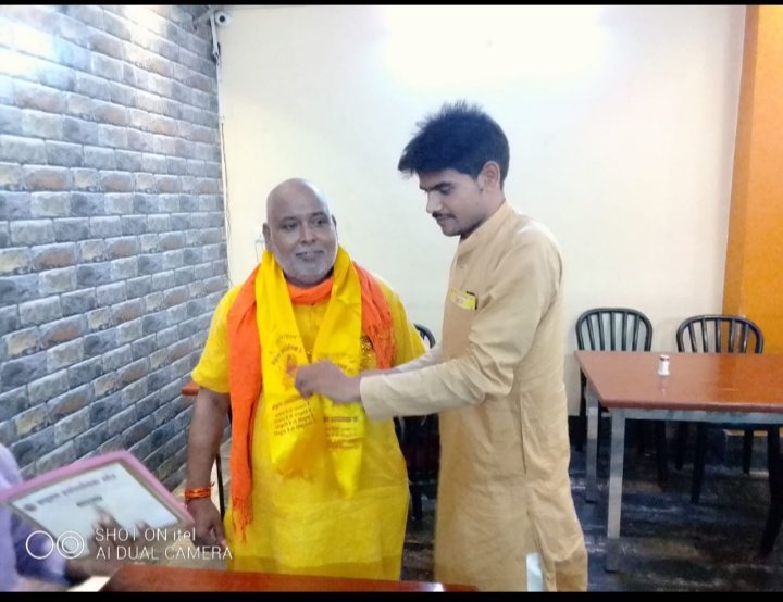 bssrastriya's tweet photo. ब्राह्मण स्वयंम सेवक संघ की प्रदेश टीम आलमबाग मेट्रो स्टेसशन के निकट बाला जी ढाबा के मालिक रघुवर दयाल पाण्डेय जी के समाज के प्रति समर्पण (अपने संस्थान में सभी कर्मचारी ब्राह्मणों को रोजगार देने हेतु) के लिए सम्मानित कर लखनऊ जनपद के संरक्षक मंडल से जोड़ा गया
हार्दिक स्वागत है।💐 https://t.co/auFlT8kScm