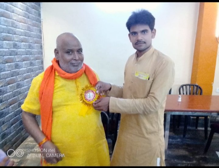 bssrastriya's tweet photo. ब्राह्मण स्वयंम सेवक संघ की प्रदेश टीम आलमबाग मेट्रो स्टेसशन के निकट बाला जी ढाबा के मालिक रघुवर दयाल पाण्डेय जी के समाज के प्रति समर्पण (अपने संस्थान में सभी कर्मचारी ब्राह्मणों को रोजगार देने हेतु) के लिए सम्मानित कर लखनऊ जनपद के संरक्षक मंडल से जोड़ा गया
हार्दिक स्वागत है।💐 https://t.co/auFlT8kScm
