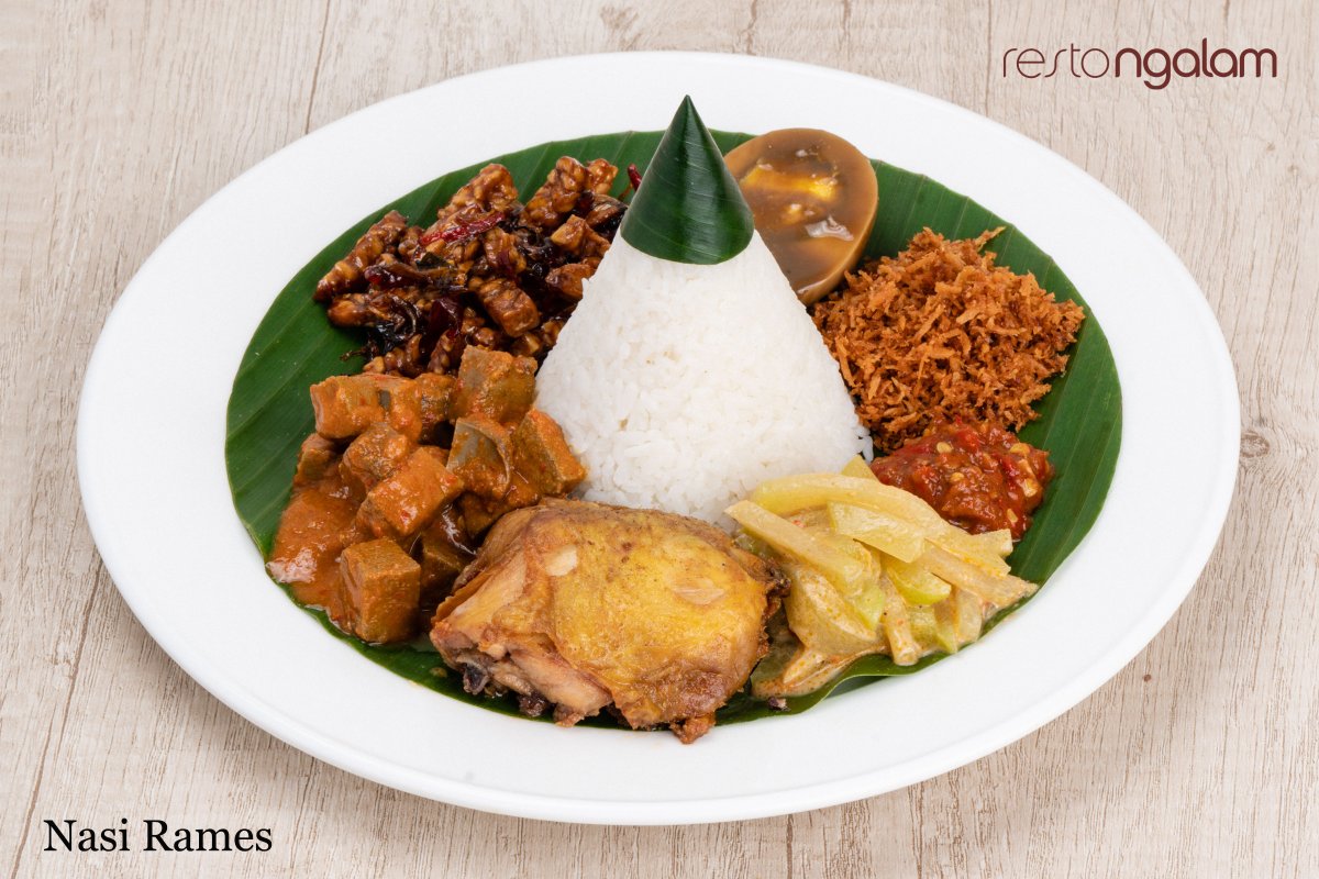 restongalam's tweet photo. Nasi rames adalah masakan khas Indonesia. Makanan ini terdiri dari nasi putih yang dihidangkan dengan bermacam-macam lauk-pauk. Lauk yang digunakan adalah sambal goreng, serundeng, tahu goreng, ayam goreng, telur dan lain-lain https://t.co/5eQi2CCxVi