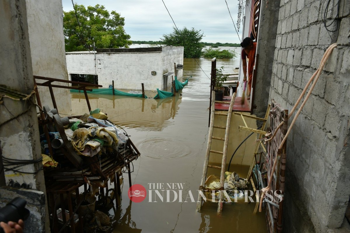prasantmadugula's tweet photo. #Residents of #lowlying areas In #Vijayawada shift their belongings to a high ground after their #houses were #inundated due to surplus #water released from #PrakasamBarrage 
@NewIndianXpress @xpressandhra 
@Kalyan_TNIE @shibasahu2012 
@Ravindra_TNIE https://t.co/euj7kFRIDy