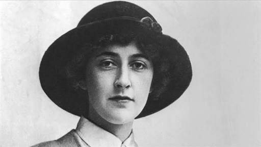 LetrasBreves's tweet photo. "Aprendí que no se puede dar marcha atrás, que la esencia de la vida es ir hacia adelante".

Agatha Christie.

A 130 años de su nacimiento. https://t.co/8vvl9uQsgO