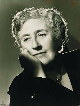 LetrasBreves's tweet photo. "Aprendí que no se puede dar marcha atrás, que la esencia de la vida es ir hacia adelante".

Agatha Christie.

A 130 años de su nacimiento. https://t.co/8vvl9uQsgO