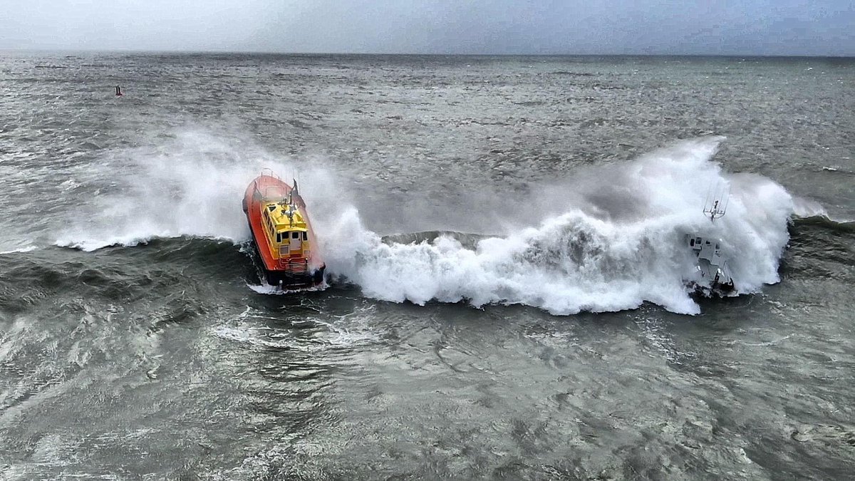 SafehavenMarine's tweet photo. Happy to announce that Safehaven Marine have been awarded a contract with the Port of Sines, Portugal to supply a new Interceptor 48 pilot boat. We built our 7th pilot boat for the port of Sines back in 2009, and their new vessel will, some 12 years later be our 50th Pilot boat https://t.co/V6KF8C5gS1