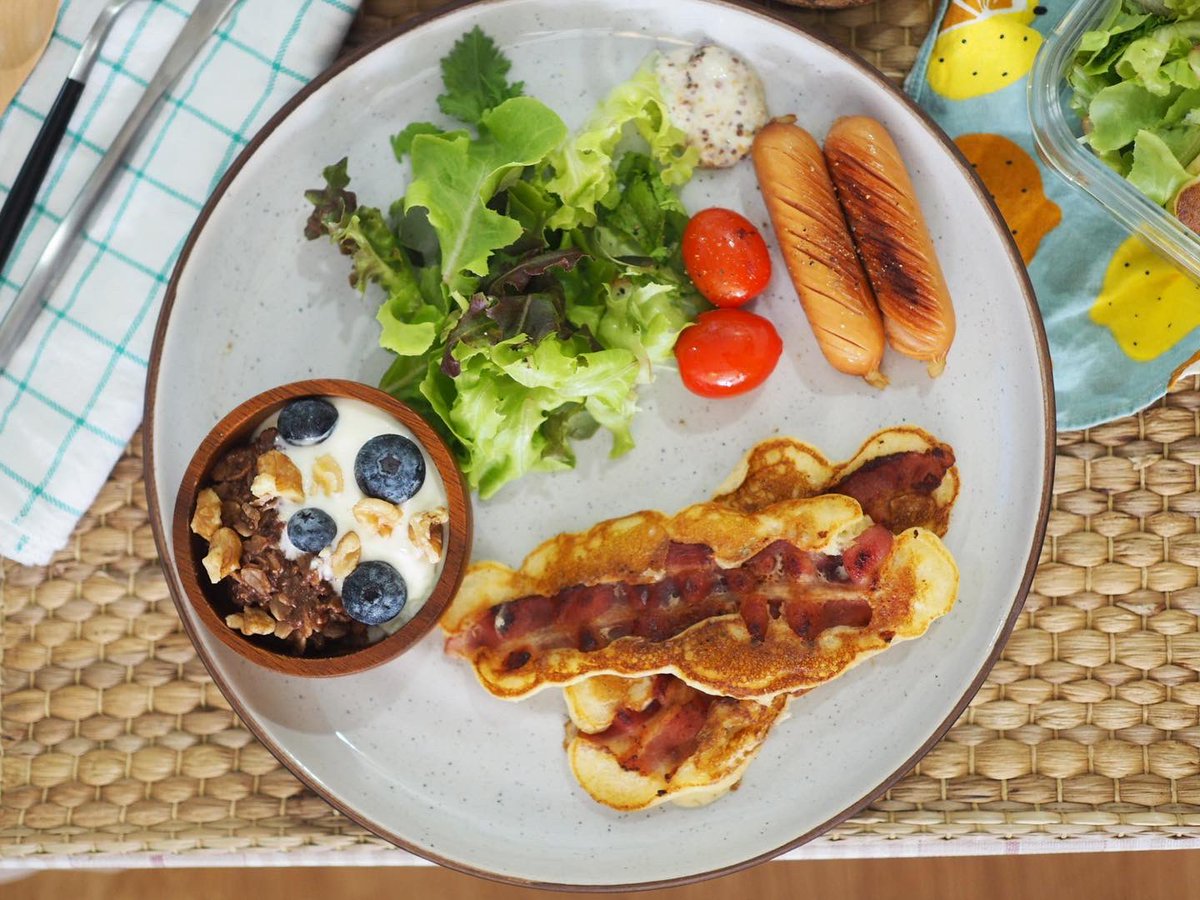SasiBee's tweet photo. Today’s breakfast แป้ง pancakes เหลือจากเมื่อวานใส่ตู้เย็นไว้ เอามาทำ Bacon pancakes ทานกับ สลัดตั่งต่าง ของหวานเป็น Coco oatmeal with vanilla yogurt ทานคู่กับกาแฟดำ #cookingbysasibee #beeyeethetable #pancakes #baconpancakes #breakfast #breakfastideas #ทำอาหาร https://t.co/4cj6oquVkz