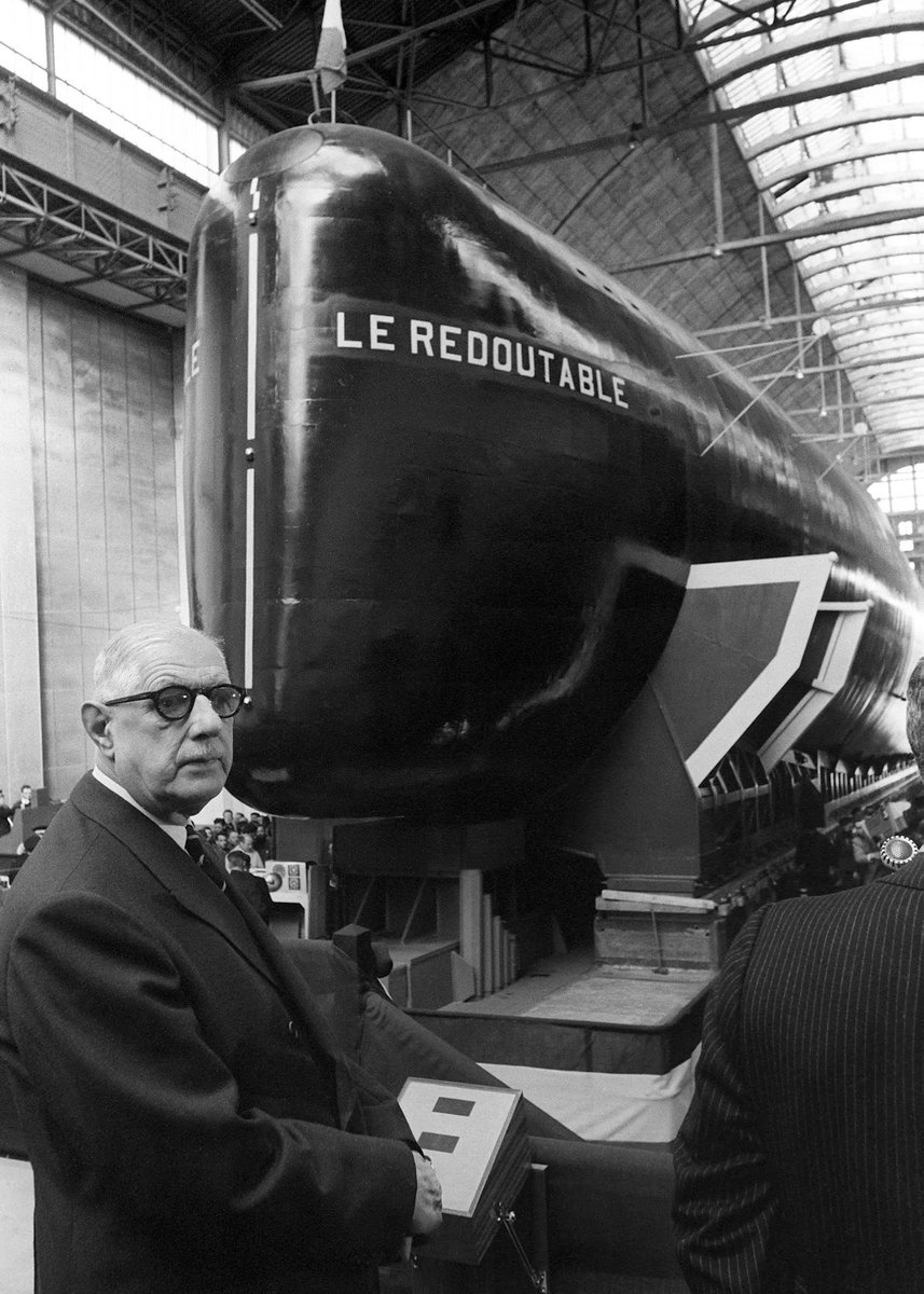 Savez-vous qu’en 1967, le général de Gaulle inaugure le Redoutable, premier sous-marin nucléaire lanceur d’engins français ?Mais avant cela, il y a eu de nombreux échecs et apprentissages, dans un contexte géopolitique très tendu. Thread : La genèse du Redoutable.