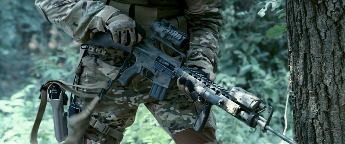 映画に出てくる武器紹介bot 旧アカヤネ 余談 ウルフ オブ ウォー ネイビー シールズ傭兵部隊 Vs Pla特殊部隊 本作に登場するsealsの装備の選定は 中国映画にしては かなりのセンスを感じ 恐らくは厳しい検閲をかいくぐって ハリウッド映画を