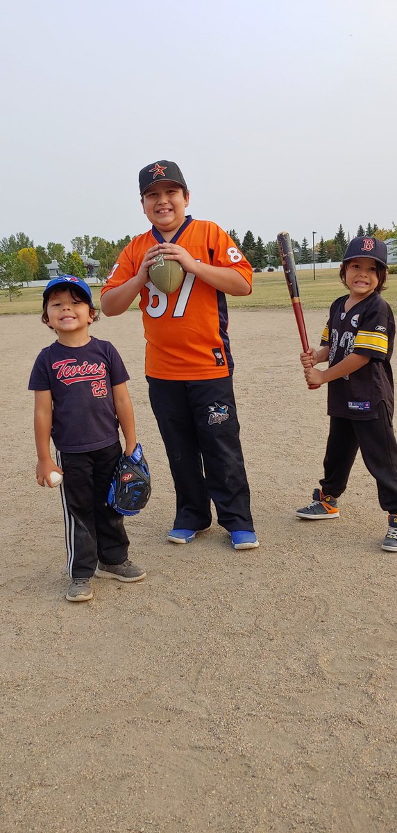 Big_G_09's tweet photo. Good times on the diamond today with the boys 😀 #ferda These young fellas working hard on their game ⚾ #baseball #juniorbaseball #littleleague Even mixed in some #football #juniorfootball too 🏈#nooffdays 💪 #BullsClub 🐂 #athletics #Saskatoon 🇨🇦 https://t.co/20VkSrghnh
