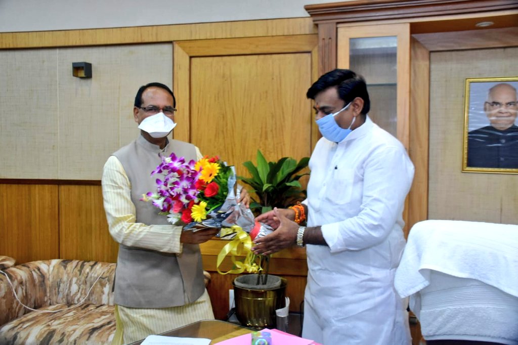 मुख्यमंत्री श्री <a href="/ChouhanShivraj/">Shivraj Singh Chouhan</a> ने आज भोपाल स्थित विधानसभा भवन पहुँचकर प्रोटेम स्पीकर श्री <a href="/rameshwar4111/">Rameshwar Sharma</a> से भेंट की।