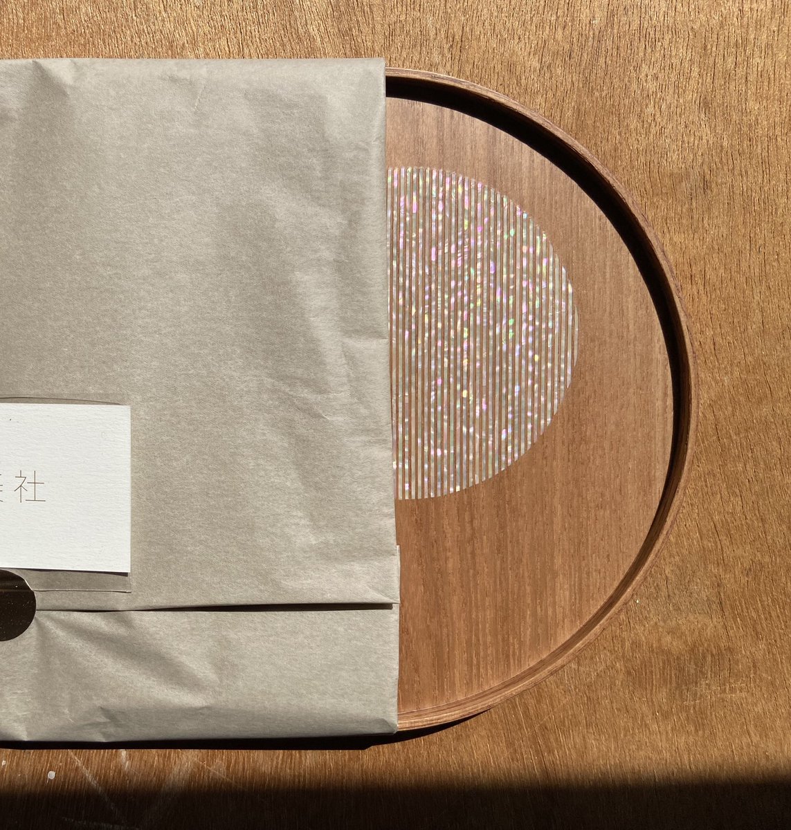 올해 구매한 그 어떤 것보다도 아름답다. 영롱하게 빛나는 자개가 한참을 들여다보고 있어도 계속 보고 싶다. 이렇게 아름다운 것을 만들어주셔서 감사합니다...!