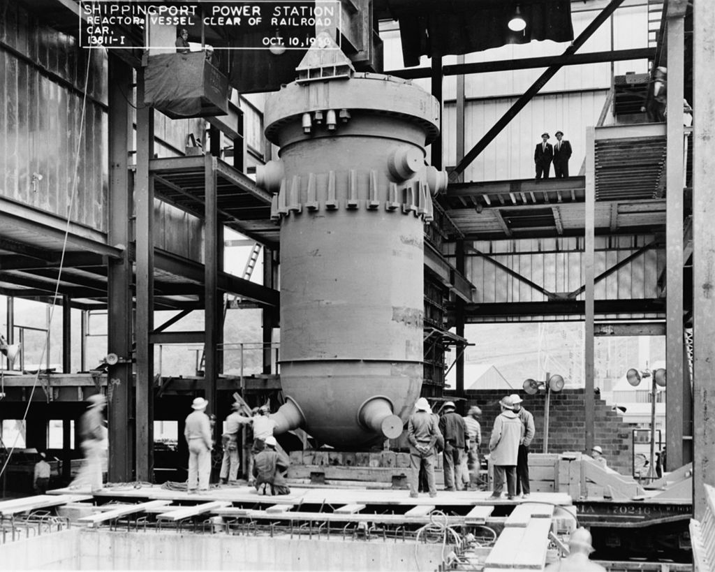 3/ Ce sous-marin (et le réacteur électronucléaire de Shippingport qui démarre en 1957 (Cuve en photo)) sont des œuvres de l’Amiral Rickover, pionnier du programme nucléaire US. Néanmoins, le sous-marin à « propulsion atomique » ne lance pas encore d’engins nucléaires.