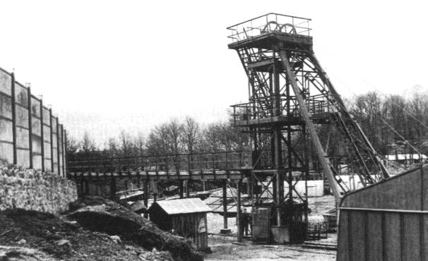 8/ La France dispose d’uranium naturel sur son sol (photo du puit « Henriette », Limousin) mais pas encore d’usine pour l’enrichir. Les filières françaises du milieu des 50’s (réacteur eau lourde (Photo EL2) et graphite gaz notamment (Photo G2)) utilisent de l’uranium naturel.