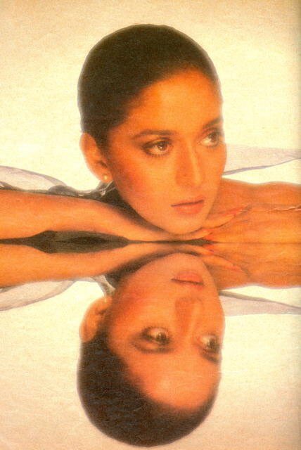 MadhuriDixitNFC's tweet photo. I love looking in the mirror and feeling good about what I see. 💪🏽🧿 #mirrorquotes #madhuridixit https://t.co/lSrvjqTq73