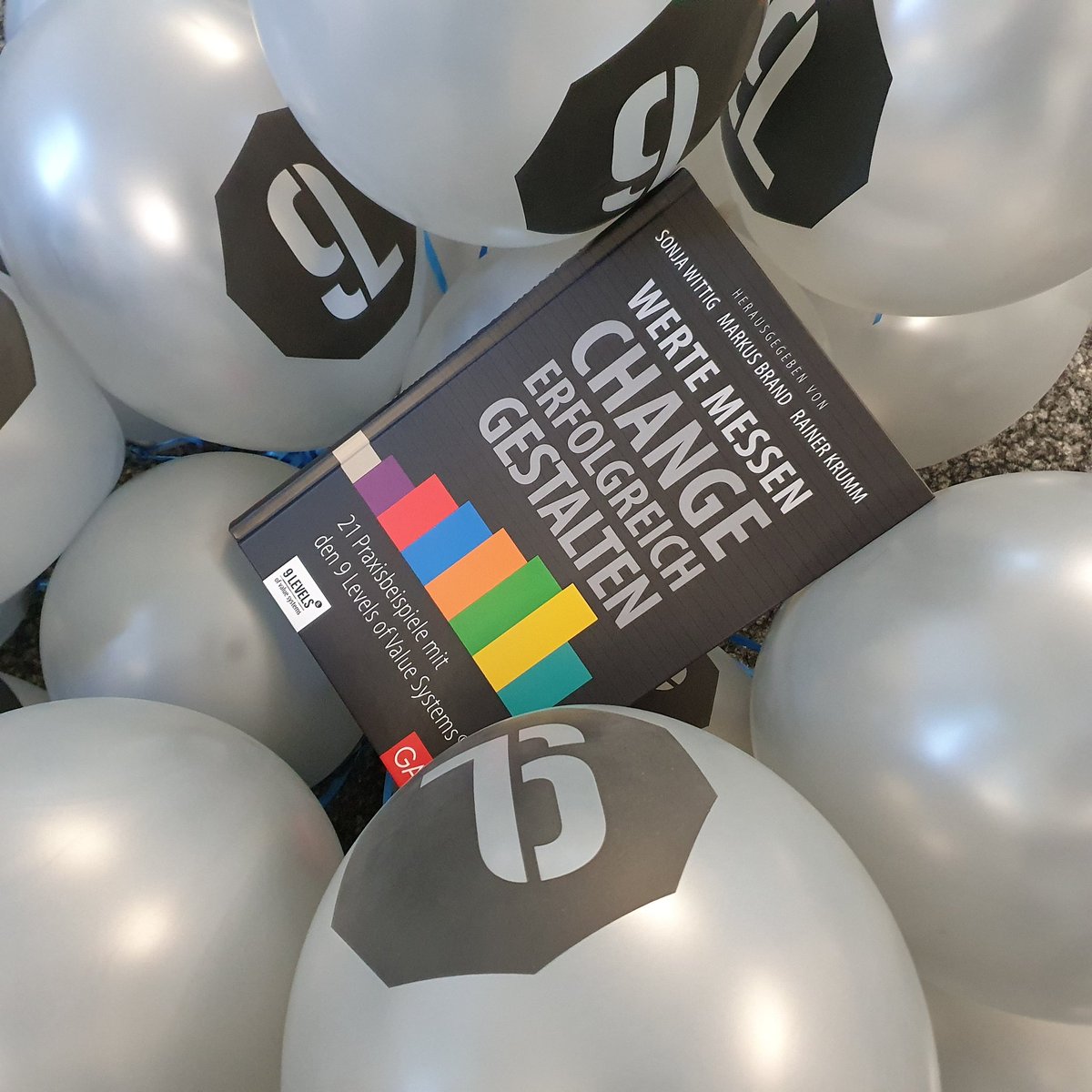 RainerKrumm's tweet photo. Da neue #Praxisbuch von #9levels ist im @gabalbuecher erschienen. Gestern haben wir #buchpremiere gefeiert. @9_LEVELS @axiocon https://t.co/zw1Ixoisx4