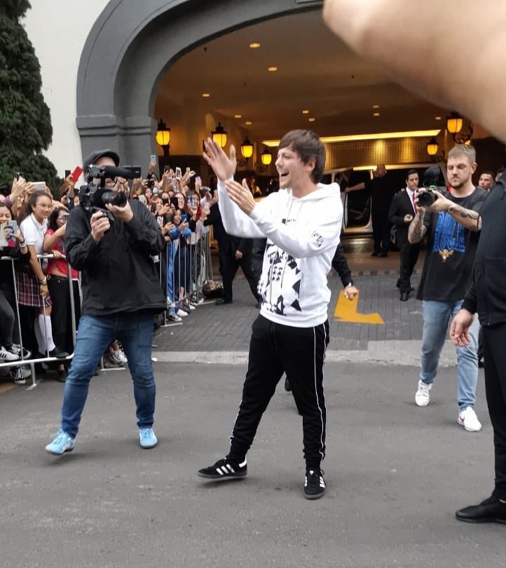 Louis conociendo a fans. 