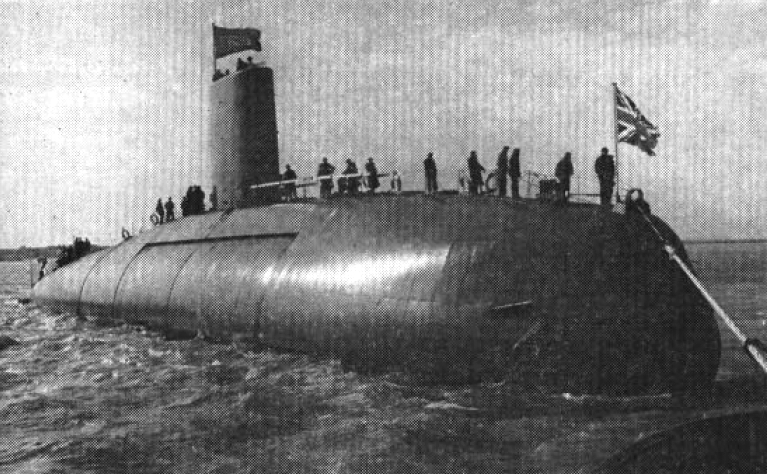 21/ Dans le même temps, britanniques et américains signent de nombreux contrats… Le premier sous-marin britannique à propulsion nucléaire (HMS Dreadnought (S101)) est lancé en 1960 par la  @RoyalNavy. Il est équipé d’un réacteur américain conçu par Westinghouse.