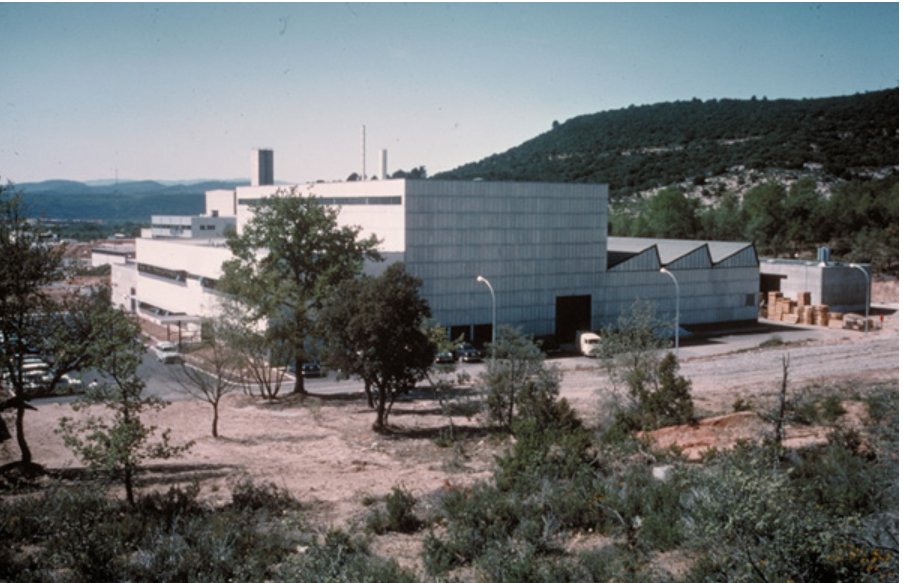 28/ En février 1963 la cuve du réacteur PAT est installée et celui-ci démarre le 14 aout 1964 (photo du pont roulant d’Azur, du bâtiment abritant les réacteurs, des réacteurs et de la salle de commande).