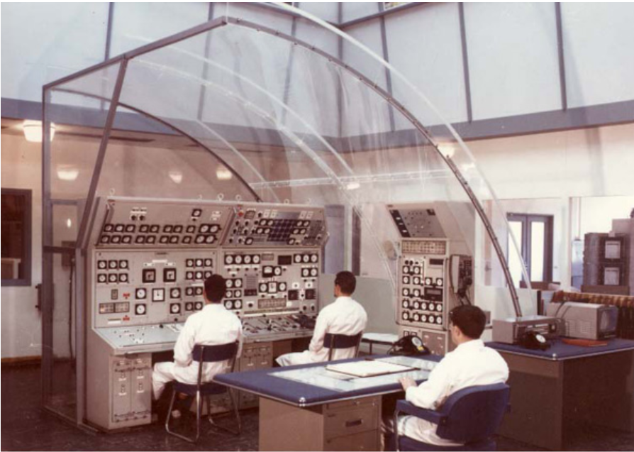 28/ En février 1963 la cuve du réacteur PAT est installée et celui-ci démarre le 14 aout 1964 (photo du pont roulant d’Azur, du bâtiment abritant les réacteurs, des réacteurs et de la salle de commande).