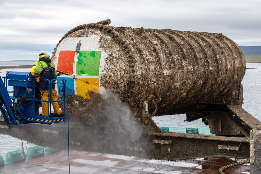 xataka's tweet photo. Microsoft sumergió un centro de datos en el fondo oceánico, tras dos años dicen que falló sólo una octava parte que uno en tierra https://t.co/JVzZaVXNXP https://t.co/d0DfOrtWqA