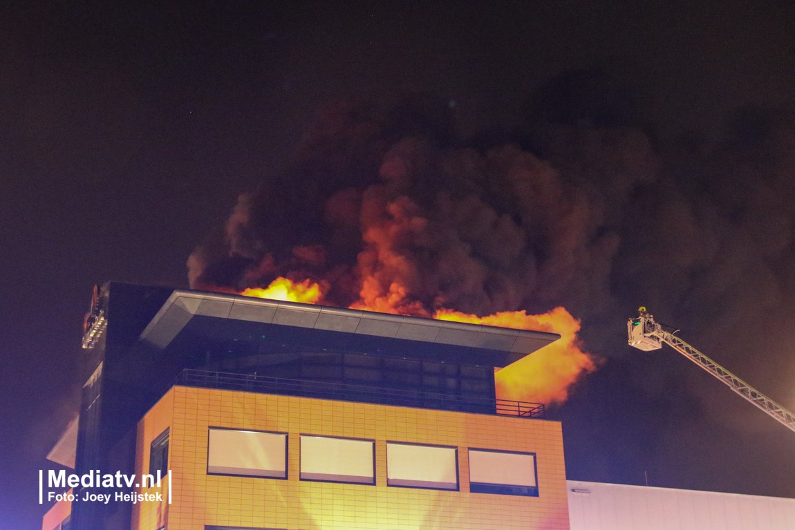 Grote brand in kantoorpand Barendrecht -..