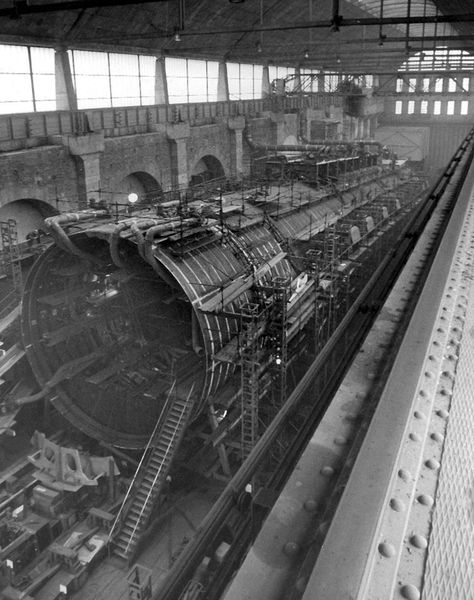 32/ Le CEA et la Direction centrale des constructions et armes navales se lancent dans ce nouveau projet de sous-marin : le Q 252. Il va prendre le nom de « Redoutable » et est mis sur cale en novembre 1964 à Cherbourg. L'arsenal d'Indret (Nantes) se charge de la propulsion.