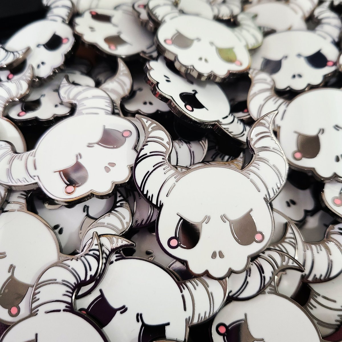 scaryishpod's tweet photo. Can't forget about these babies!! Restocked in our Etsy shop! Get yours in time for Halloween. 🖤🤍
https://t.co/I9jZyHIahW
.
.
#scaryish #scaryishmerch #scaryishpodcast #podcast #comedypodcast #spookyvibes #skullpin #hornedskull #demonskull #halloween #hardenamelpin #enamelpin https://t.co/FTh6RGYtTj