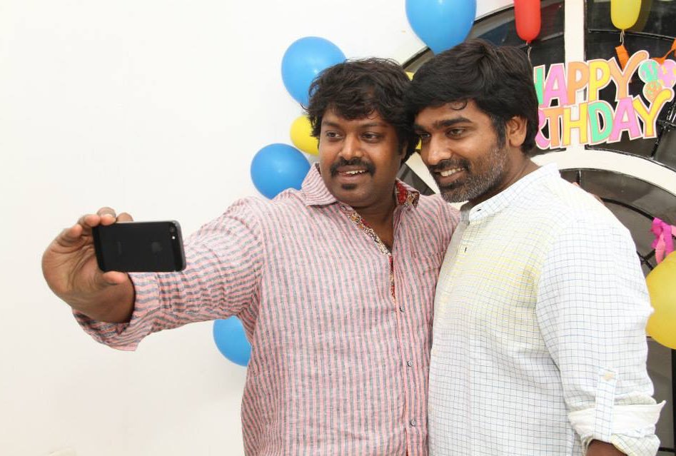 ChanSethupathii's tweet photo. Unseen pic of Reel Sumar Moonju Kumar with Real Sumar Moonju Kumar ☺️

#MakkalSelvan @VijaySethuOffl @DirectorGokul @VSPFCTrichy https://t.co/t8nnfew0AT