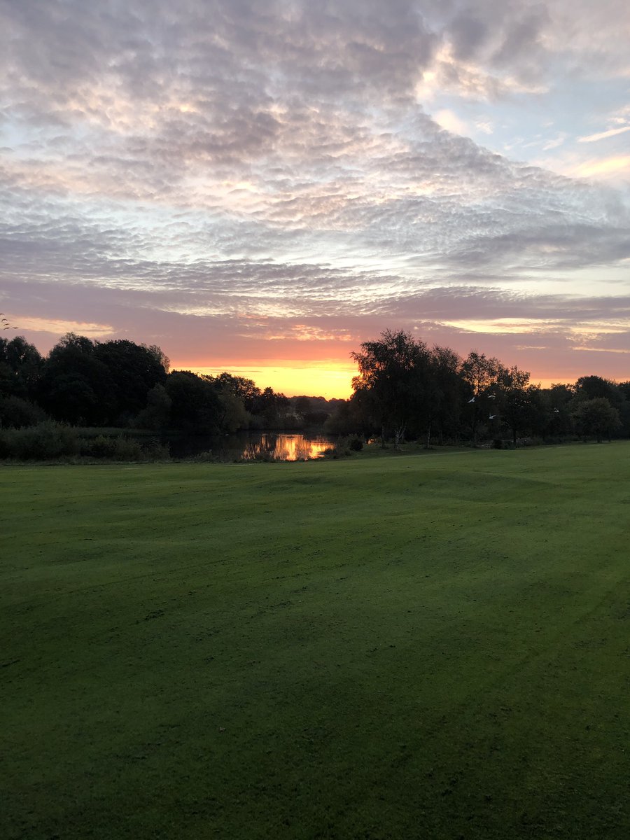 HindleyHGC's tweet image. Decent morning to be out cutting #dryingout #goodforecast #golf #autumn
