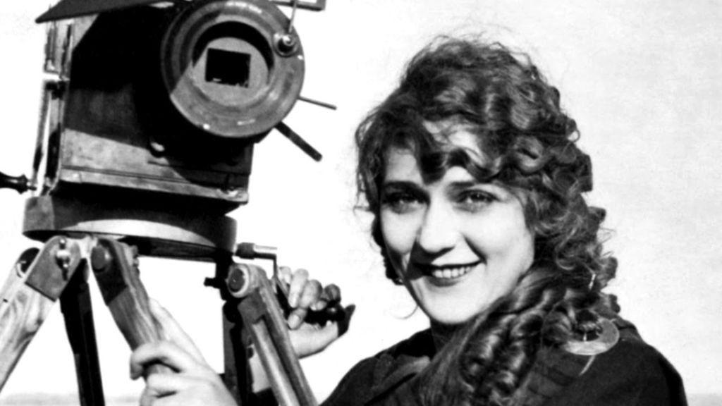 franceculture's tweet photo. Alice Guy est la première femme réalisatrice de fiction de l’histoire du cinéma et pourtant, elle fut longtemps mise de côté. Aujourd’hui, les efforts de passionnés ont permis de dépasser les résistances, de remettre son œuvre en lumière https://t.co/vXllmKzflq https://t.co/t9X2j2UBEU