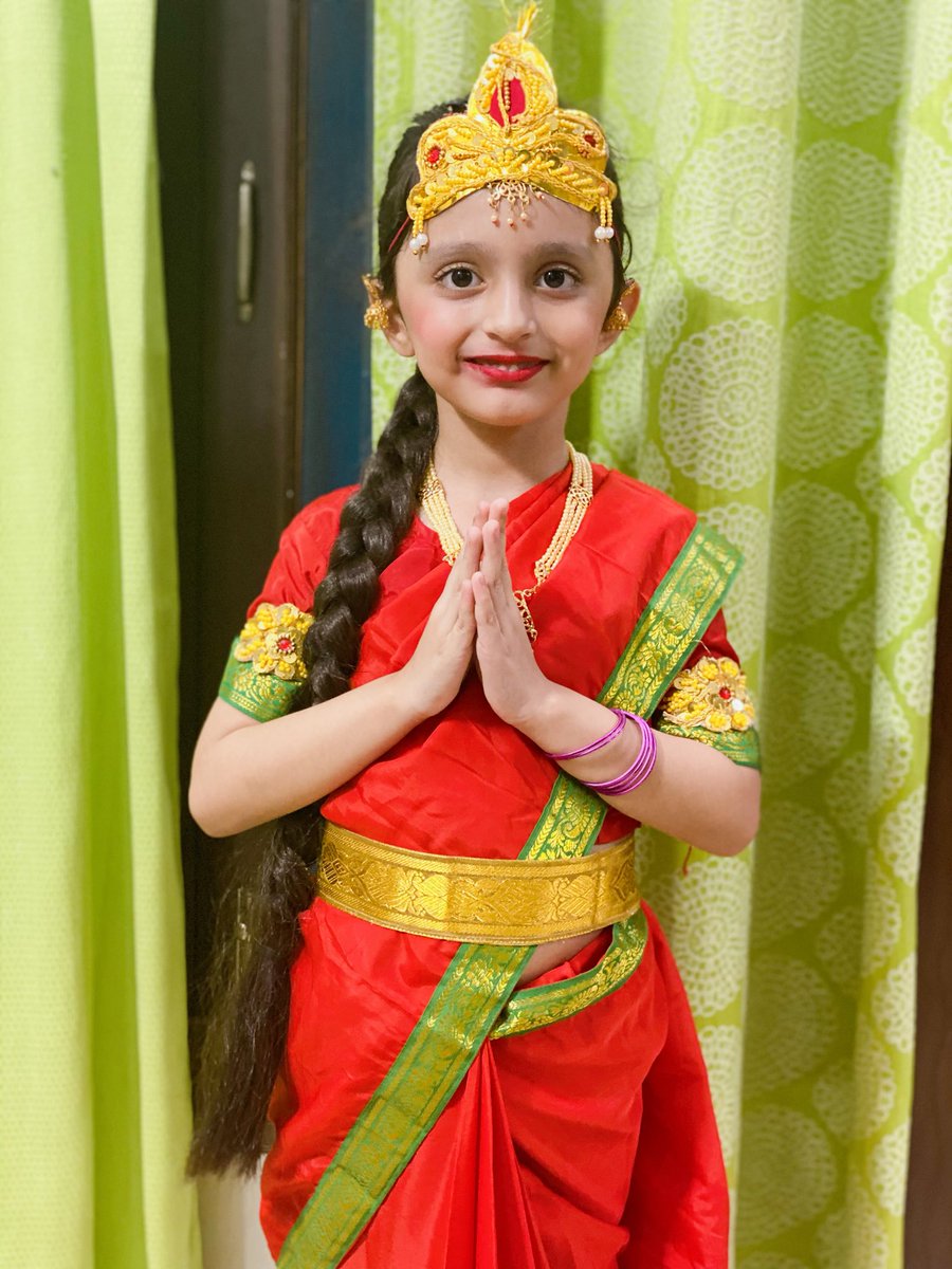 dhamaswati3's tweet photo. Dressed as Draupti #perfom Mahabharata song # Hindi Diwas celebration on the swing ❤️@y_sanjay @SuchetaTripath4 @ashokkp @DeeptiChopra7 @ShandilyaPooja @PMOIndia https://t.co/O62vDzLWgU