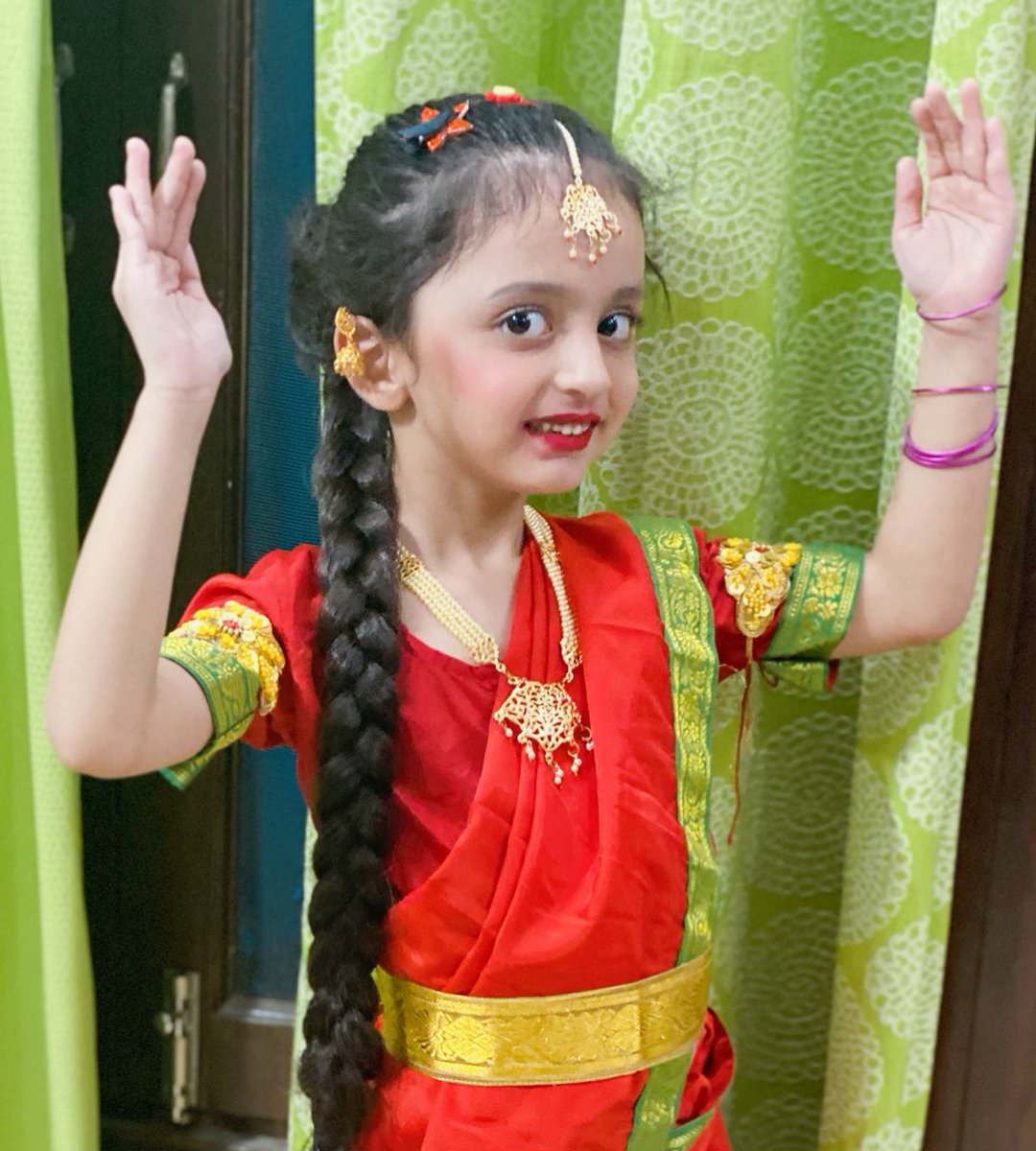 dhamaswati3's tweet photo. Dressed as Draupti #perfom Mahabharata song # Hindi Diwas celebration on the swing ❤️@y_sanjay @SuchetaTripath4 @ashokkp @DeeptiChopra7 @ShandilyaPooja @PMOIndia https://t.co/O62vDzLWgU