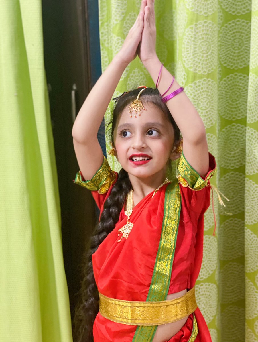 dhamaswati3's tweet photo. Dressed as Draupti #perfom Mahabharata song # Hindi Diwas celebration on the swing ❤️@y_sanjay @SuchetaTripath4 @ashokkp @DeeptiChopra7 @ShandilyaPooja @PMOIndia https://t.co/O62vDzLWgU