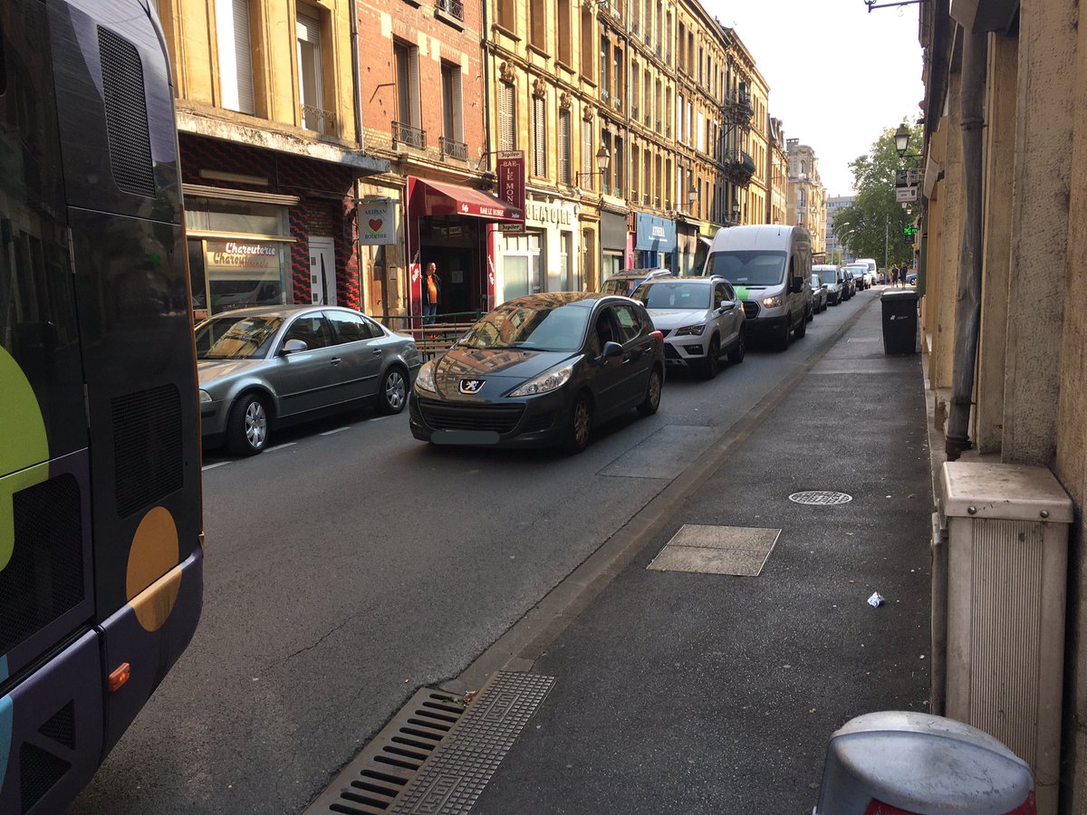 mvav08's tweet photo. Les conséquences d’une 🚗💨 #GCUM
➡️bus empêché de tourner
➡️blocage des nombreux passagers du bus et de quelques conducteurs.
Après plus de 5 minutes d’attente, le chauffeur du bus a poursuivi tout droit #RueMonge pour emprunter un autre itinéraire. https://t.co/mVXqaoBOgn