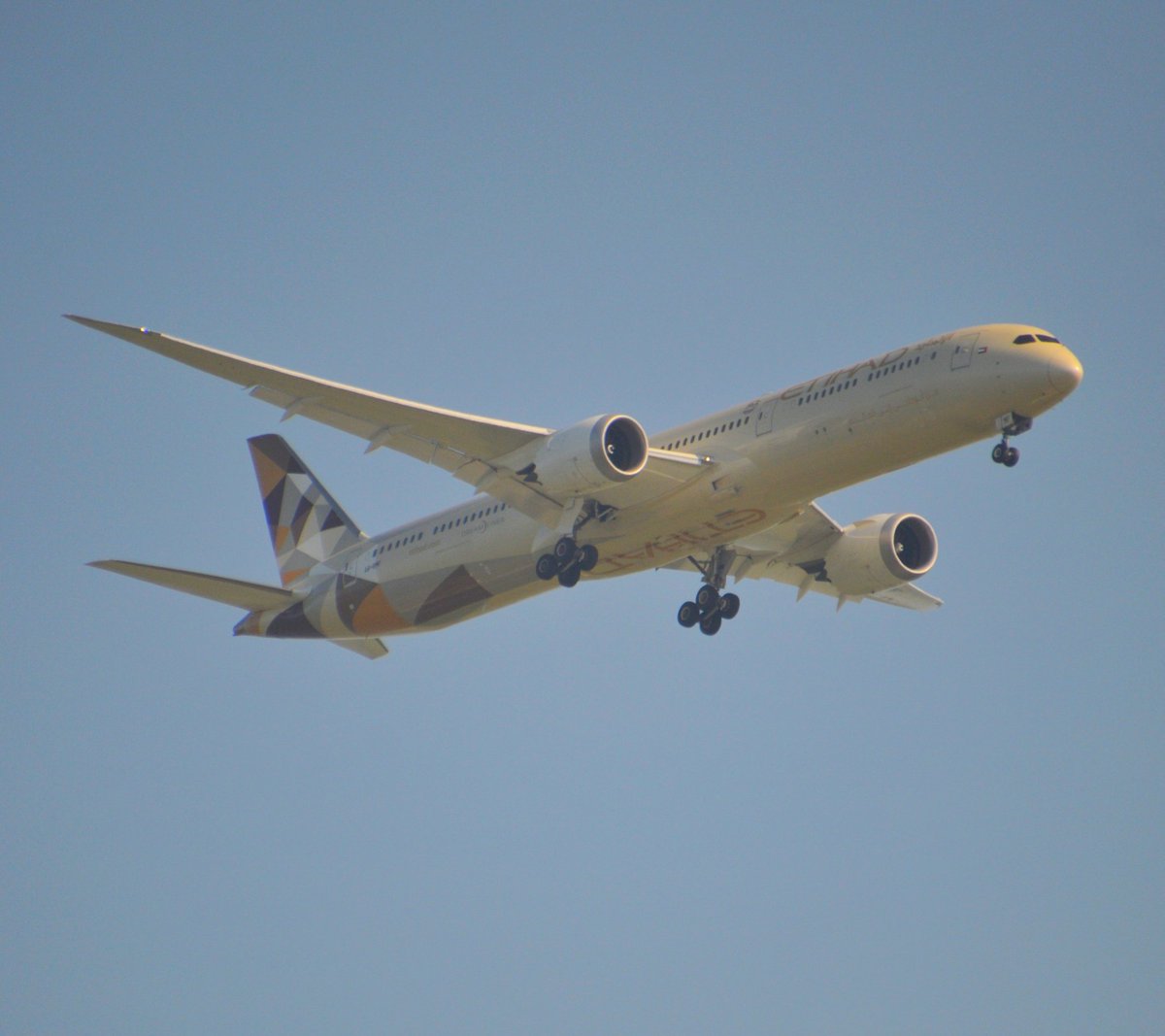 johan_klos's tweet photo. Goedemiddag mooi weer om #vliegtuigen te spotten #EY77 van #AbuDhabi naar #schiphol #vliegtuigspotter 🙋🙋🙋 https://t.co/UJaiA78OZy